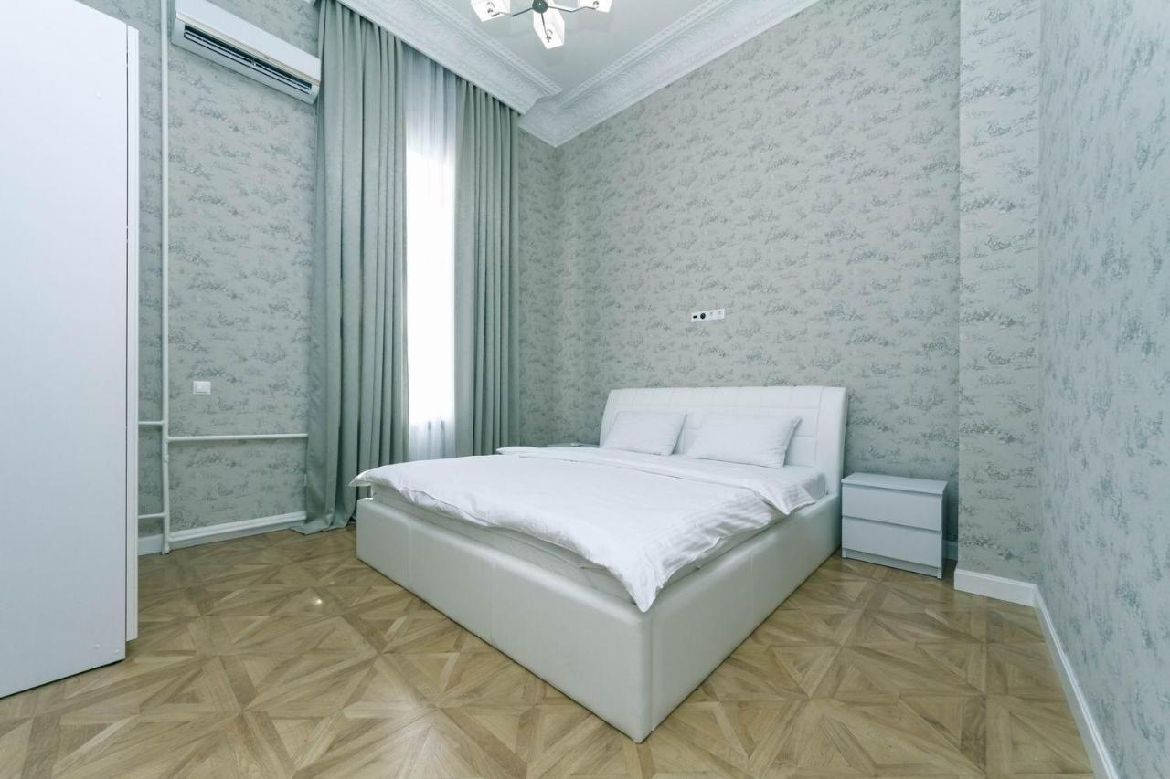 Luxury Beatiful Apartment On Pyshkinska Street 키예프 외부 사진
